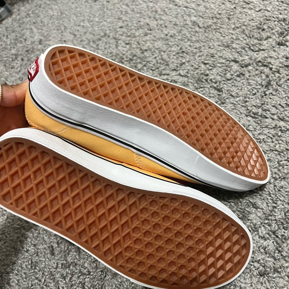 VANS - Picture 2 of 4